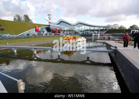 Madurodam a plus de 5 500 arbres miniatures et 55 000 plants de fleurs fleurissent toute la saison, et le parc est réputée pour la beauté de ses paysages. Banque D'Images