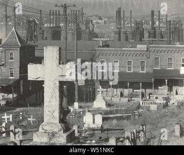 Cimetière, maisons et d'aciérie, Bethlehem, Pennsylvanie, Walker Evans (américain, 1903 - 1975), 1935, impression, Tirage argentique, 19,2 x 24,2 cm (7 9/16 x 9 1/2 in Banque D'Images