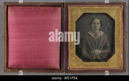 Portrait d'une femme assise avec la main sur les genoux, attribuées à William J. Shew (américain, 1820 - 1903), 1845-1850, Daguerréotype Banque D'Images