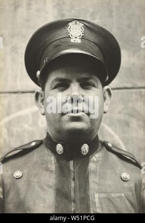 La Havane Policier, Walker Evans (américain, 1903 - 1975), 1933, Tirage argentique, 19,5 x 13,3 cm (7 11/16 x 5 1/4 in Banque D'Images