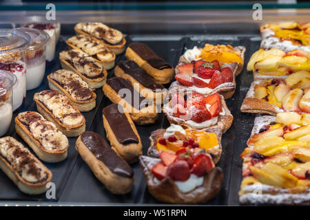 Eclair au chocolat délicieux visage bouffi et tarte aux fraises en pâtisserie store Banque D'Images