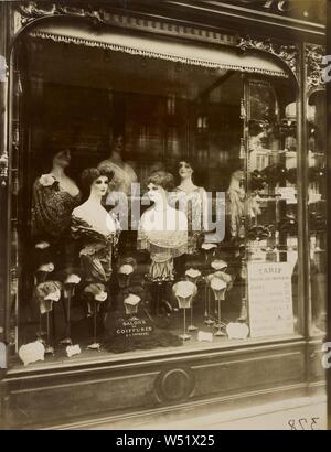 Salon de Coiffure Vitrine, boulevard de Strasbourg, Eugène Atget (Français, 1857 - 1927), Paris, France, 1912, la gélatine Chlorure d'argent papiers d'impression, impression 23 x 17,9 cm (9 1/16 x 7 1/16 in Banque D'Images