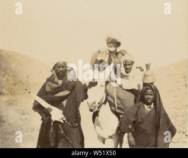 Les hommes avec woman riding mule, inconnu, vers 1860-1880, Teinté, à l'albumine argentique 9,4 x 11,7 cm (3 11/16 x 4 5/8 in Banque D'Images