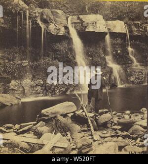 Les vallons de la Catskills. Le Bastion de l'automne, Kauterskill Glen, près de la maison Laurier., Edward et Henry T. Anthony & Cie (American, 1862 - 1902), à propos de 1864-1866, à l'albumine argentique Banque D'Images