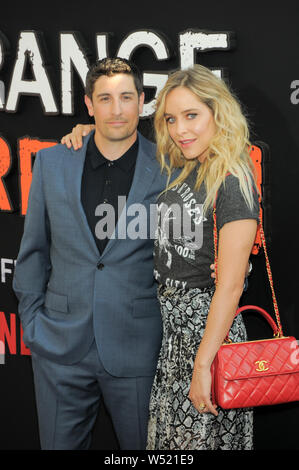 Jason Biggs et Jenny Mollen assister à l 'Orange est le nouveau noir' Premiere saison finale à New York. Banque D'Images