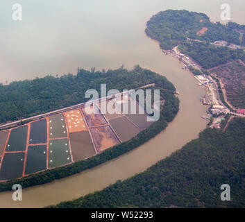 Vue aérienne d'une ferme crevettière situé près de l'océan à Selangor, Malaisie. Banque D'Images