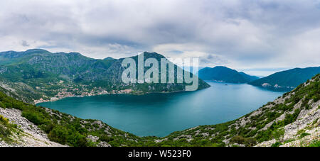 Le Monténégro, XXL vue panoramique sur risan ville dans la baie de Kotor au fjord de bord de plage entouré par de majestueuses montagnes Banque D'Images