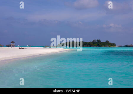 Le sable blanc de Paradise Island (Lankanfinolhu), Maldives Banque D'Images