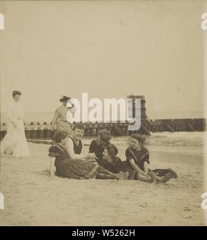 Groupe de personnes à la plage, peut-être à Long Island, New York, Climax Voir Co., 1870, à l'albumine argentique Banque D'Images