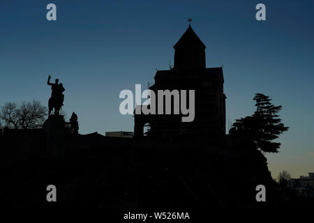 Silhouette de l'église de Metekhi hypothèse et le monument Gorgassali dans le quartier historique de Metekhi. Tbilissi, Géorgie, Caucase, l'Eurasie Banque D'Images