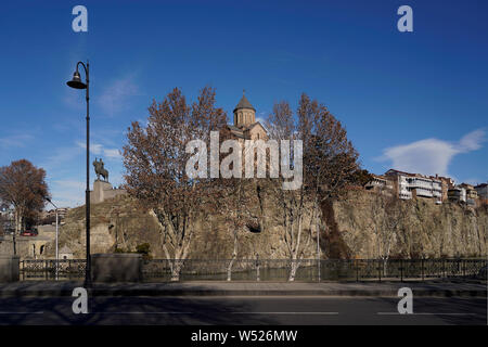 Vue sur la falaise avec l'église de Metekhi et le monument Gorgassali dans le quartier historique de Metekhi. Tbilissi, Géorgie, Caucase, l'Eurasie Banque D'Images