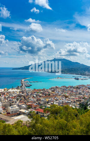 Grèce, Zante, fantastique vue de dessus plus de maisons de ville de Zakynthos port et l'océan, Banque D'Images