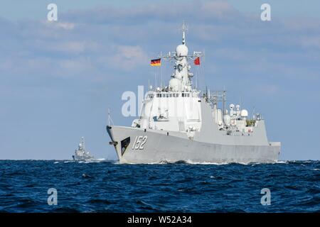 Un destroyer de type 52C (OTAN : Luyang II), la D 152 'Jinan', entre dans le Kiel Forde accompagné d'une vedette allemande. Les six destroyers modernes de type 52C sont les premiers destroyers missiles navals chinois d'avoir des capacités de défense. Ils ont quatre radar fixe flaughs avec phasage électronique (phases actives Array), ainsi qu'un système de lancement vertical (VLS) pour HHQ-9 missiles longue portée. La Marine de la République populaire de Chine a été pendant des années pour moderniser sa flotte et l'expansion. L'objectif est de faire de la flotte à partir d'une flotte de défense côtière pure dans une flotte. Dans le cadre d'e Banque D'Images