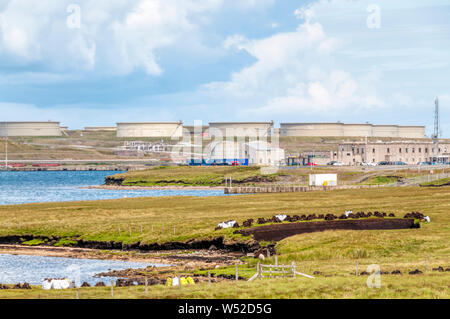 Coupe de la tourbe en face de Sullom Voe Oil & Gas Terminal. Les progrès et les changements dans la fourniture de carburant concept. Banque D'Images