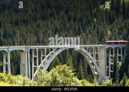 Langwies, GR / Suisse - 24. Juillet, 2019 : le chemin de fer rhétique traverse la Langwies viaduc sur un ravin profond sur la ligne Coire - Arosa Banque D'Images