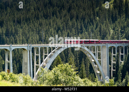 Langwies, GR / Suisse - 24. Juillet, 2019 : le chemin de fer rhétique traverse la Langwies viaduc sur un ravin profond sur la ligne Coire - Arosa Banque D'Images