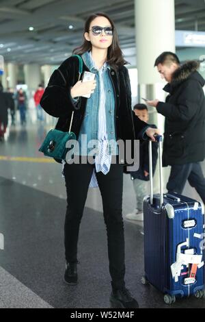 Modèle et actrice chinoise Zhang Zilin est photographié à l'Aéroport International de Pékin à Beijing, Chine, 17 janvier 2019. Banque D'Images