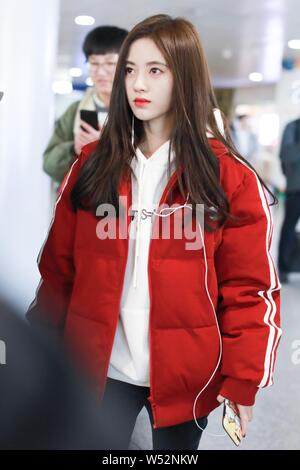 L'actrice chinoise Ju Jingyi arrive à l'Aéroport International de Pékin à Beijing, Chine, 1 janvier 2019. Banque D'Images