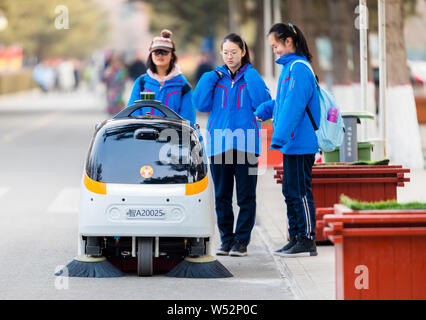 Niveau 4 conduire un véhicule autonome de nettoyage fonctionne sur le campus de l'Université normale de la Mongolie intérieure à Hohhot, Chine du nord, la Mongolie intérieure de l'Autonomo Banque D'Images