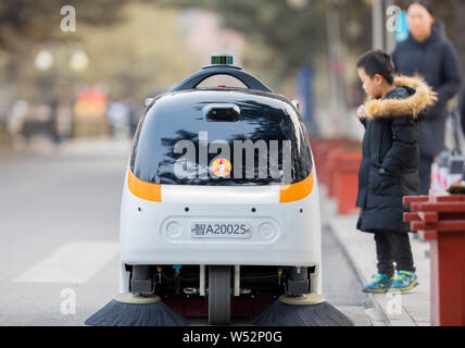 Niveau 4 conduire un véhicule autonome de nettoyage fonctionne sur le campus de l'Université normale de la Mongolie intérieure à Hohhot, Chine du nord, la Mongolie intérieure de l'Autonomo Banque D'Images