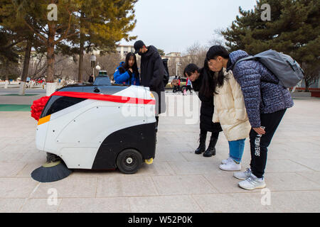 Niveau 4 conduire un véhicule autonome de nettoyage fonctionne sur le campus de l'Université normale de la Mongolie intérieure à Hohhot, Chine du nord, la Mongolie intérieure de l'Autonomo Banque D'Images