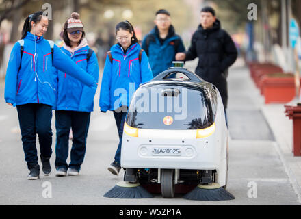 Niveau 4 conduire un véhicule autonome de nettoyage fonctionne sur le campus de l'Université normale de la Mongolie intérieure à Hohhot, Chine du nord, la Mongolie intérieure de l'Autonomo Banque D'Images