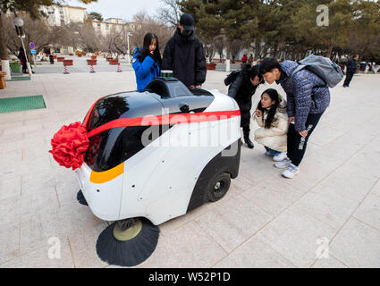 Niveau 4 conduire un véhicule autonome de nettoyage fonctionne sur le campus de l'Université normale de la Mongolie intérieure à Hohhot, Chine du nord, la Mongolie intérieure de l'Autonomo Banque D'Images