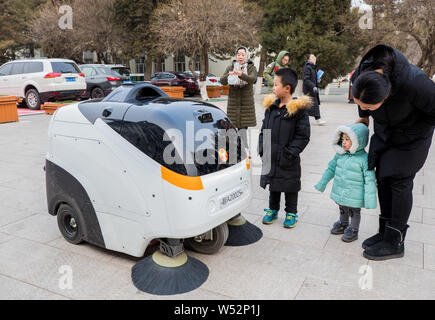 Niveau 4 conduire un véhicule autonome de nettoyage fonctionne sur le campus de l'Université normale de la Mongolie intérieure à Hohhot, Chine du nord, la Mongolie intérieure de l'Autonomo Banque D'Images