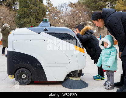 Niveau 4 conduire un véhicule autonome de nettoyage fonctionne sur le campus de l'Université normale de la Mongolie intérieure à Hohhot, Chine du nord, la Mongolie intérieure de l'Autonomo Banque D'Images