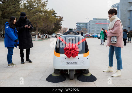 Niveau 4 conduire un véhicule autonome de nettoyage fonctionne sur le campus de l'Université normale de la Mongolie intérieure à Hohhot, Chine du nord, la Mongolie intérieure de l'Autonomo Banque D'Images