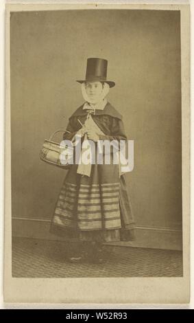 Femme vêtue de vêtements traditionnel gallois, H.J. Hughes (Australian, active Carnarvon, Australie 1860), 1864-1865, à l'albumine argentique Banque D'Images