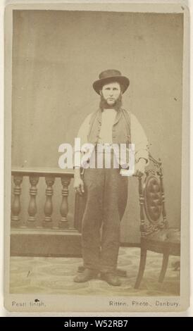 Homme non identifié avec long, muttonchops néotomas portant un chapeau, debout, avec un bras sur un dossier de chaise, Edward D. Ritton (américain, 1823 - 1892), 1870-1880, à l'albumine argentique Banque D'Images