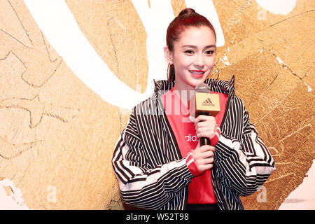 L'actrice de Hong Kong Angelababy assiste à un événement promotionnel pour Adidas à Shanghai, Chine, le 11 janvier 2019. Banque D'Images