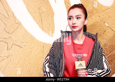 L'actrice de Hong Kong Angelababy assiste à un événement promotionnel pour Adidas à Shanghai, Chine, le 11 janvier 2019. Banque D'Images