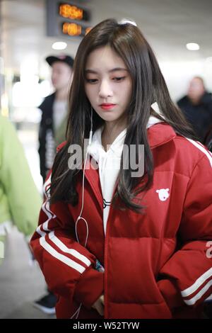 L'actrice chinoise Ju Jingyi arrive à l'Aéroport International de Pékin à Beijing, Chine, 1 janvier 2019. Banque D'Images