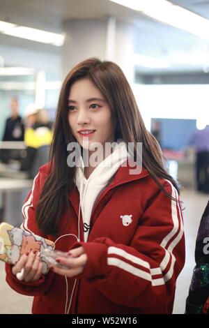 L'actrice chinoise Ju Jingyi arrive à l'Aéroport International de Pékin à Beijing, Chine, 1 janvier 2019. Banque D'Images