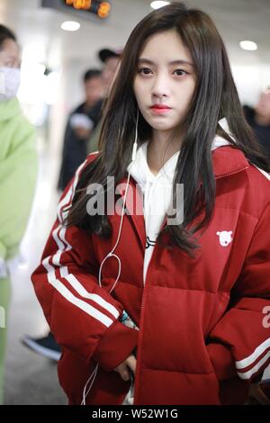 L'actrice chinoise Ju Jingyi arrive à l'Aéroport International de Pékin à Beijing, Chine, 1 janvier 2019. Banque D'Images