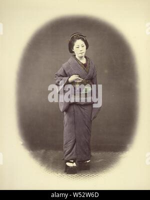 La femme officier japonais, Felice Beato (anglais, né en Italie, 1832 - 1909), Japon, 1866 - 1867, à la main, à l'albumine argentique, 28,3 × 22,4 cm (11 1/8 x 8 13/16 in Banque D'Images