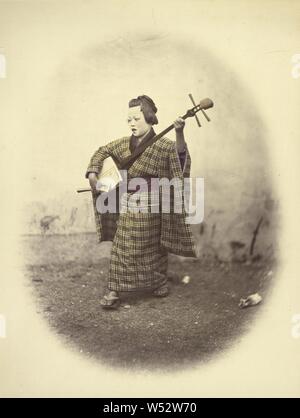 Street Singing Girl, Felice Beato (anglais, né en Italie, 1832 - 1909), Japon, 1866 - 1867, colorées à la main, à l'albumine argentique 27,5 x 21 cm (10 13/16 x 8 1/4 in Banque D'Images