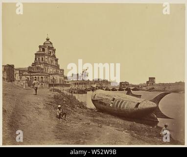 Chutter Manzil Palace, avec le bateau du roi sous la forme d'un poisson sur la rivière Gomti, Felice Beato (anglais, né en Italie, 1832 - 1909), l'Inde, 1858, à l'albumine argentique, 23,4 x 30 cm (9 1/4 x 11 à 13/16 Banque D'Images