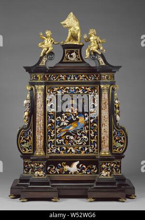 Réveil nocturne, les cas et les mosaïques hardstone de Giovanni Battista Foggini (Italien, 1652 - 1725), menuiserie par Leonard van der Vinne (flamande, active deuxième moitié de 17ème siècle - 1713), dans la Galleria de'lavori in pietre dure (Italien, Actif 1588 - présent), Bronze chiffrées Massimiliano Soldani-Benzi (Italien, 1656 - 1740), mécanisme par Francesco Papillion (Italien, actif tour de 18ème siècle), Florence, Toscane, Italie, 1704 - 1705, de l'ébène, bronze doré, et stones y compris calcédoine, jaspe, lapis-lazuli et vert d'Arno, 95 × 63 × 28 cm, 25,4014 kg (3/8 × 24 37 13/16 Banque D'Images