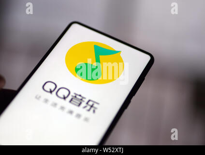 Un résident chinois utilise l'app de musique de Tencent QQ Music Entertainment Group (TME) sur son smartphone en Jinan City, Shandong, Chine orientale provinc Banque D'Images