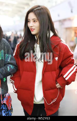 L'actrice chinoise Ju Jingyi arrive à l'Aéroport International de Pékin à Beijing, Chine, 1 janvier 2019. Banque D'Images