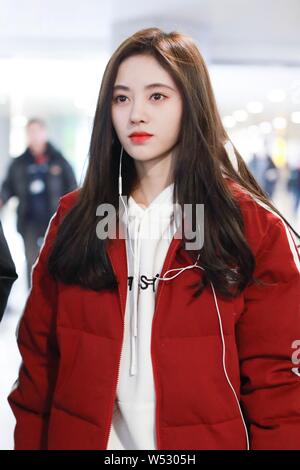 L'actrice chinoise Ju Jingyi arrive à l'Aéroport International de Pékin à Beijing, Chine, 1 janvier 2019. Banque D'Images