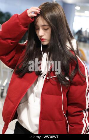 L'actrice chinoise Ju Jingyi arrive à l'Aéroport International de Pékin à Beijing, Chine, 1 janvier 2019. Banque D'Images