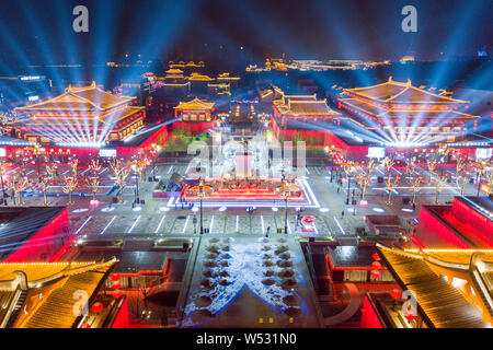 Vue sur le spectacle léger à Datang Everbright ville de Xi'an, ville du nord-ouest de la Chine, dans la province de Shaanxi, du 2 janvier 2018. Banque D'Images
