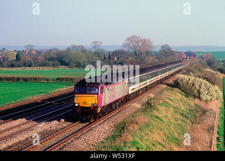 Un certain nombre de locomotives diesel de la classe 57 en 57601 Porterbrook livery travaillant un service First Great Western à Fontenoille le 28 mars 2002. Banque D'Images