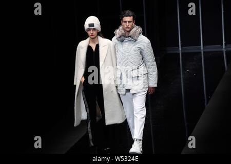 Modèles affichent de nouvelles créations au défilé Emporio Armani Milan pendant la Semaine de la mode pour hommes automne/hiver 2019 à Milan, Italie, 14 janvier 2019. Banque D'Images