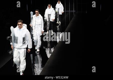 Modèles affichent de nouvelles créations au défilé Emporio Armani Milan pendant la Semaine de la mode pour hommes automne/hiver 2019 à Milan, Italie, 14 janvier 2019. Banque D'Images