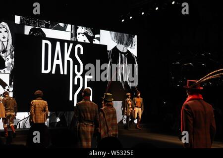 Modèles affichent de nouvelles créations au défilé Daks Milan pendant la Semaine de la mode pour hommes automne/hiver 2019 à Milan, Italie, 13 janvier 2019. Banque D'Images